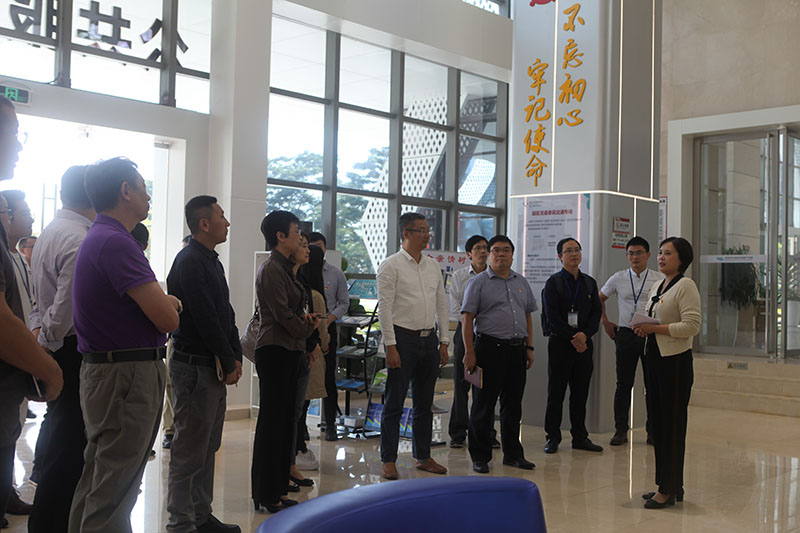 參觀園區黨群服務中心  拓展黨建工作新思路